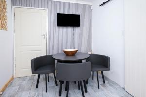 a dining room with a table and two chairs at Daai Kant - Hooggety in George