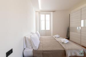 a bedroom with a bed with two towels on it at Vetera Boutique by IXIHOME in Varese