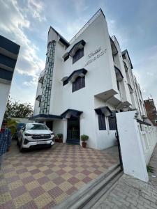 a car parked in front of a building at Hotel Meghdoot in Bhadohī