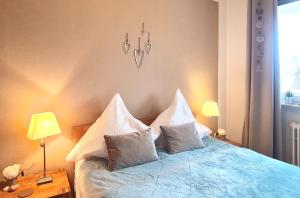 a bedroom with a bed with pillows on it at Strandliebe in Scharbeutz, 150m zum Strand! Sonnenbalkon, ruhig gelegen, kostenfreier Parkplatz, Fahrstuhl in Scharbeutz