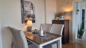 a dining room with a wooden table and chairs at Ferienwohnung Wattkieker inklusive Strandkorb in Büsum