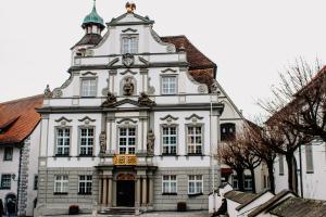 a large white building with a tower at Ferienwohnung Bela in Wangen im Allgäu