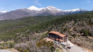 una vista aerea di una casa in montagna di Hotel Fonsispa a Bisaurri