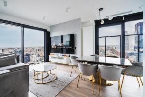 a living room with a table and chairs and a couch at J&K Towarowa Towers in Warsaw