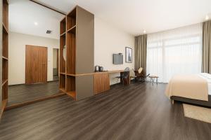 a bedroom with a bed and a desk in a room at Lake Hill Studio 35- strefa wellness w cenie in Sosnówka