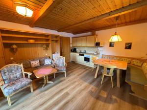 a living room with a table and a kitchen at Rössingerhof in Ramsau am Dachstein