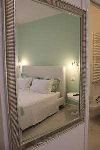 a mirror reflection of a bed in a bathroom at Punto 41 in Peschiera del Garda