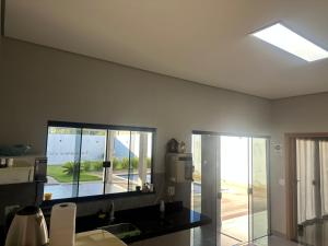 a kitchen with a counter top and a window at Moderna área com Wi-Fi e ar condicionado in Americana