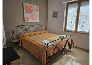 a bedroom with a bed and a window at Guest house Il Giardino in Città in La Spezia