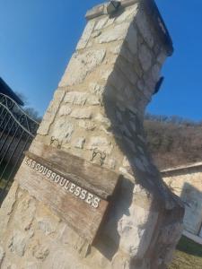 a sign on a wall that says his consciousness at Las Coussoulesses in Anthé