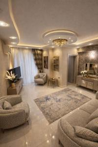 a large living room with a couch and a rug at Villa Nuri Konaklama in Çiftlik