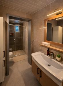 a bathroom with a sink and a shower and a toilet at Villa Nuri Konaklama in Çiftlik