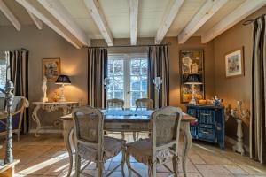 a dining room with a table and chairs at Le B Cottage & SPA Privé in Riquewihr