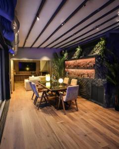 a dining room with a table and chairs and a couch at Casa Del G in Metókhi