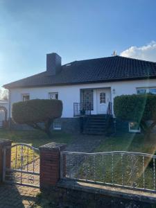 a white house with a fence in front of it at Ferienhaus in der Altmark in Kakerbeck