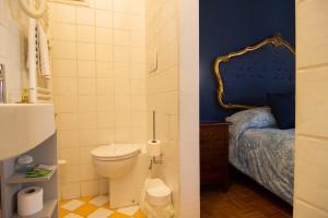a small bathroom with a toilet and a bed at B&B Dei Cavalieri in Pisa +74 photos