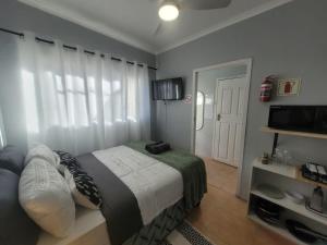 una camera da letto con un letto e una televisione di 208 On Circular a Lorraine