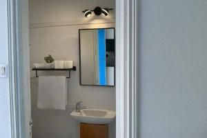 a bathroom with a sink and a mirror at Lappartement Pied dans leau in Douar el Hafey