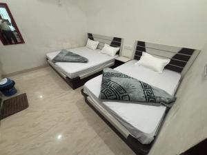 two twin beds in a room with at Hotel Laxmi Palace in Khātu