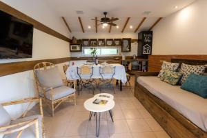 a living room with a couch and a table at Cabañas del Cerro in Valle Grande
