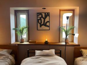 a bedroom with two beds and two windows at Villa Hello Fujisan ヴィラハローフジサン 屋根付きBBQ場 ワンちゃん大歓迎 A220 in Fujiyoshida