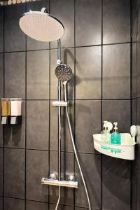 a bathroom with a shower and a sink at " Verdun Paradise " Jardin - Salle de Sport - Salle de Jeux in Verdun-sur-Garonne +27 photos
