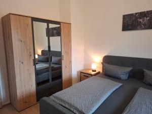 a living room with a couch and a mirror at Ferienwohnung zum Peterbauer in Sachsenkam