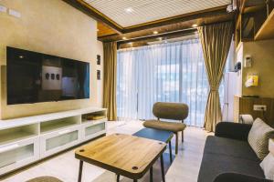 a living room with a couch and a table at 許家古宅 4-6人包棟民宿 依訂購人數給房間 寵物友善 需清潔費 in Tainan