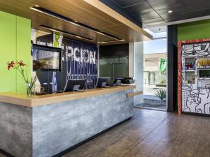 a bar in a restaurant with green walls at ibis budget Calama in Calama