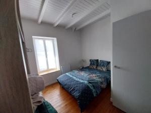 a bedroom with a bed and a window at Gîte La Caillère in Moncoutant