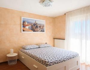 a bedroom with a bed and a painting on the wall at Orio Relax&Fly in Grassobbio