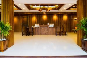 eine Lobby mit Holzwänden und -stühlen und einer Bar in der Unterkunft Aonang Phu Pi Maan Resort & Spa - SHA Extra Plus in Ao Nang Beach
