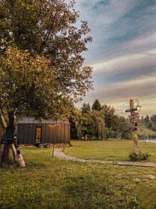 Κήπος έξω από το Tiny House Glamping Mak +6 φωτογραφίες