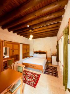 a bedroom with a bed and a wooden ceiling at Yusuf Çavuş Konağı in Halfeti