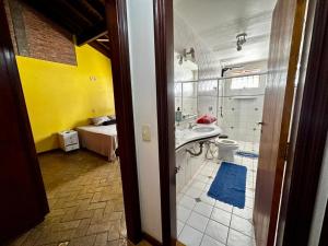 a bathroom with a sink and a toilet at Mega Suíte Na Melhor Localização in Botucatu +36 photos