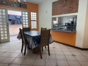 a kitchen and dining room with a table and chairs at Mega Suíte Na Melhor Localização in Botucatu