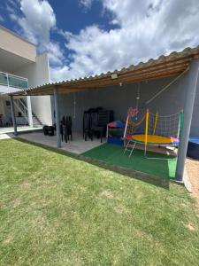 a patio with a table and chairs under a pergola at Chácara Santa Fé in Iguatu