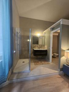 a bathroom with a shower and a sink at Aria di Mare - Tra Centro e Porto in Livorno +28 photos