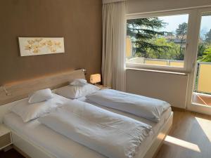 Un pat sau paturi într-o cameră la Hotel Annabell
