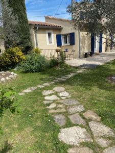 a stone path in front of a house at Studio Chez Joelle in Carpentras +2 photos