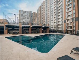 a swimming pool in the middle of a building at Apartamento La Villa del Castillo in El Rodeo