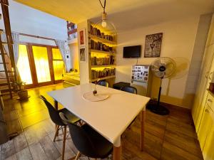 a dining room with a table and chairs and a fan at Loft Helena - acogedor, completo y céntrico in Jesús María