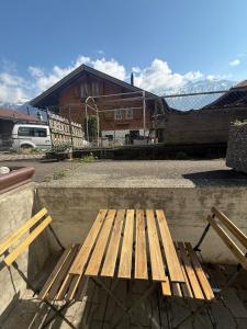 eine Holzbank auf einer Mauer in der Unterkunft Studio Idylle in Ringgenberg
