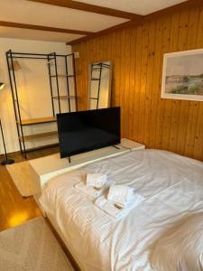 ein Bett mit zwei Handtüchern darauf in einem Zimmer in der Unterkunft Studio Idylle in Ringgenberg