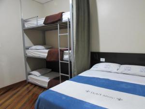 a room with two bunk beds and a bed at Hotel Minho SP - Melhor Opção do Centro - Café da Manhã Incluso - Perto do Metrô, 25 de Março e Brás - 10 Min do Allianz Parque, 11 Min do Expo Center Norte e 9 Min do Distrito Anhembi in São Paulo