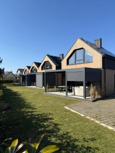 a row of houses with a grass yard at BiałogóraChill 11A Całoroczne Spa i Active in Białogóra