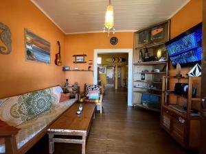 a living room with a couch and a table at Casa De Darwin in Lobitos