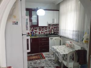 a small kitchen with a table and a table and chairs at Yazlık in Yukarı Kocaali
