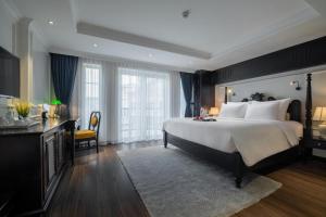 a bedroom with a large bed and a large window at Hotel Del Couple Sapa in Sapa