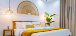 a bedroom with a bed with a yellow blanket at Suite Kimia - Chic T2, Rue Des Jardins, Cocody, Vallon, Abidjan in Abidjan